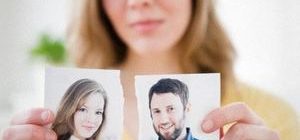 женщина разорвала фотографию с супругом